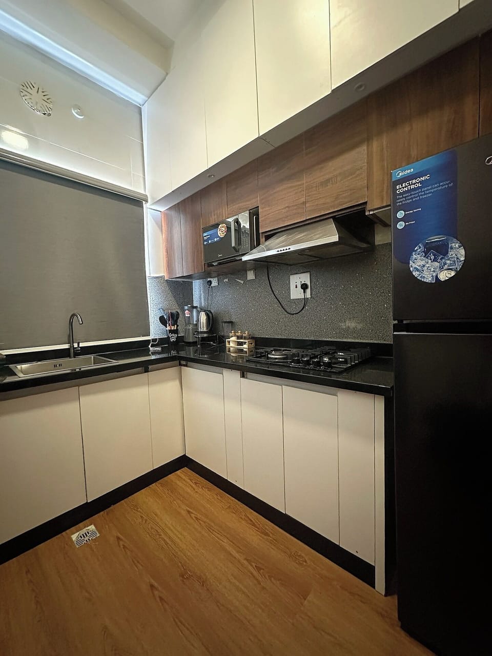 Deluxe Apartment, Balcony, City View | Private kitchen | Fridge, microwave, oven, stovetop