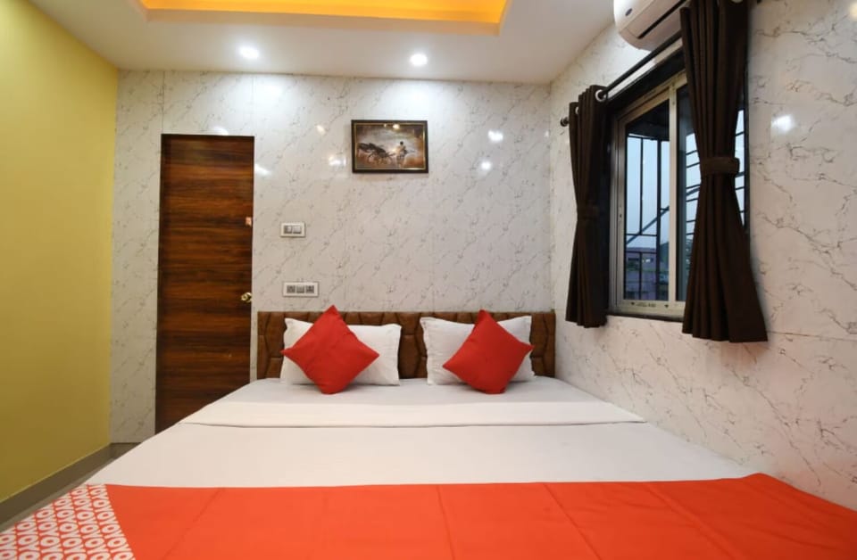 Deluxe Double Room, City View | Desk, laptop workspace, iron/ironing board, WiFi (free)
