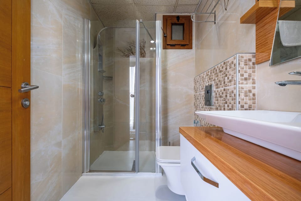Deluxe Room Sea View | Bathroom | Shower, hair dryer, slippers, towels