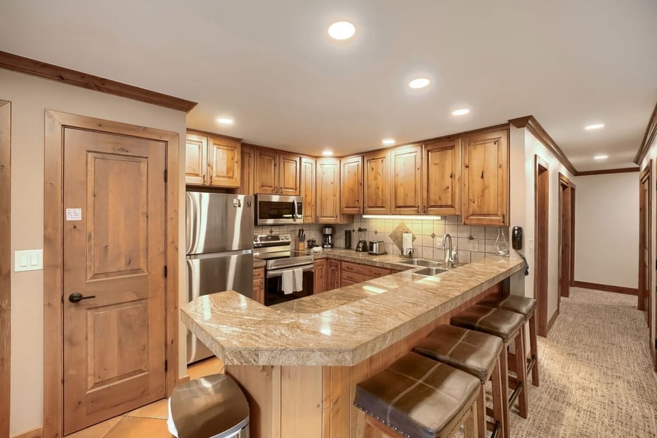 Condo, 3 Bedrooms | Private kitchen | Coffee/tea maker, fridge, oven, toaster