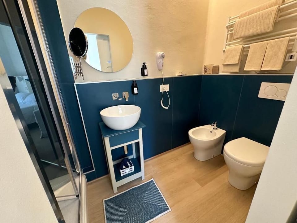 Deluxe Double Room, Balcony, City View | Bathroom
