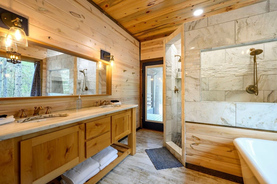 Drift Inn 3bdr w/ Hot Tub Cabin in Broken Bow