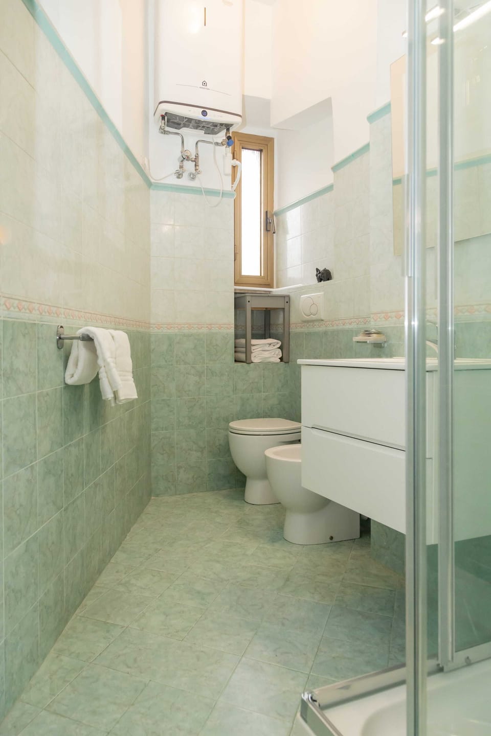 Comfort Apartment, City View | Bathroom | Shower, free toiletries, hair dryer, towels