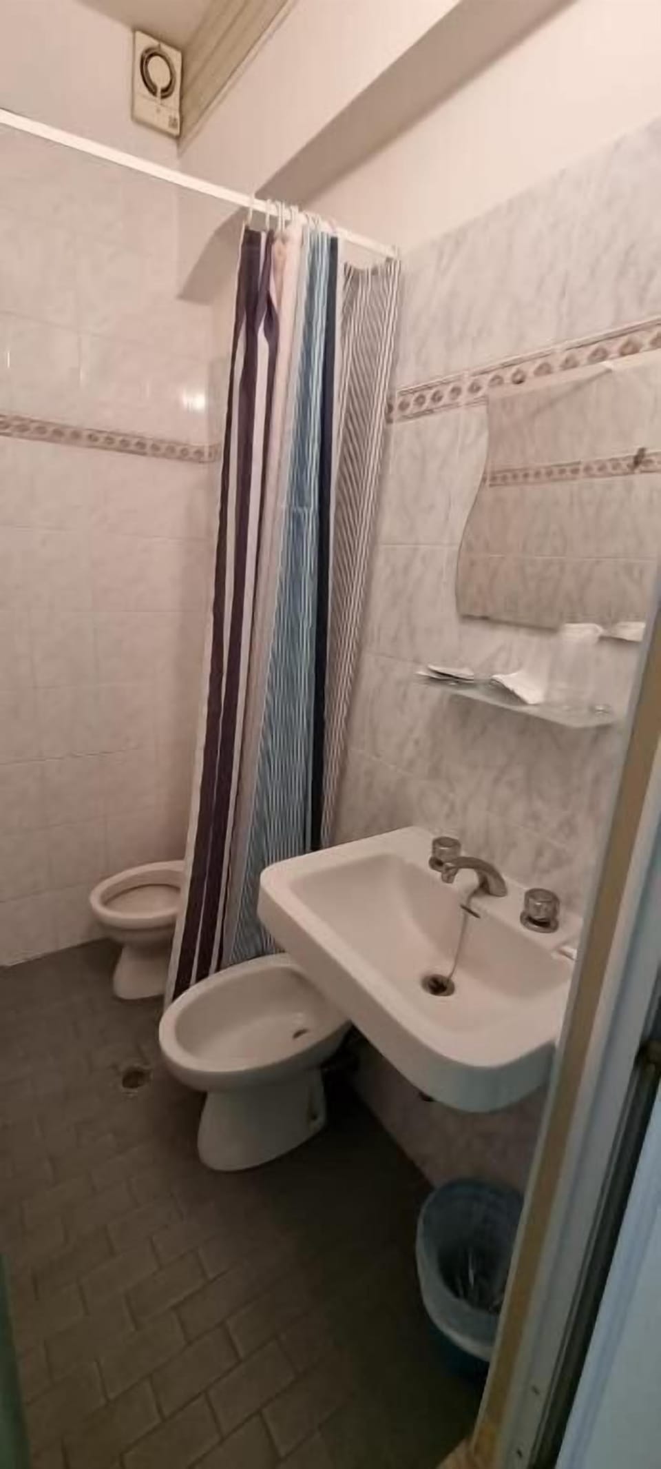 Shower, rainfall showerhead, free toiletries, hair dryer