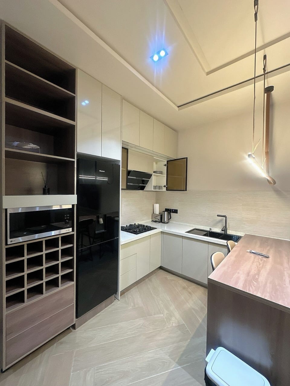 Family Apartment, Balcony, City View | Private kitchen | Fridge, microwave, oven, stovetop