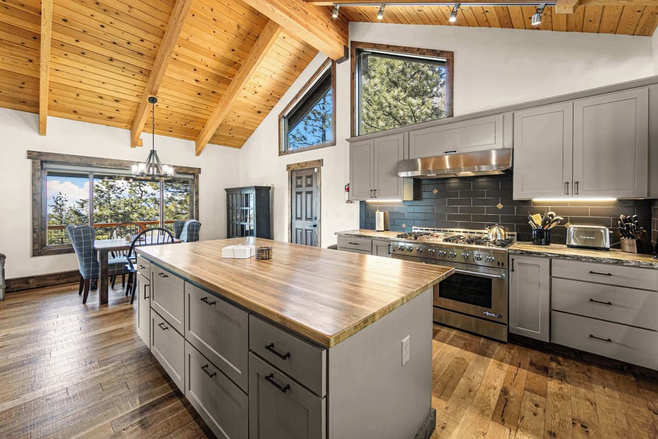 House, Multiple Beds, Balcony, Mountain View (Tahoe Nirvana) | Private kitchen