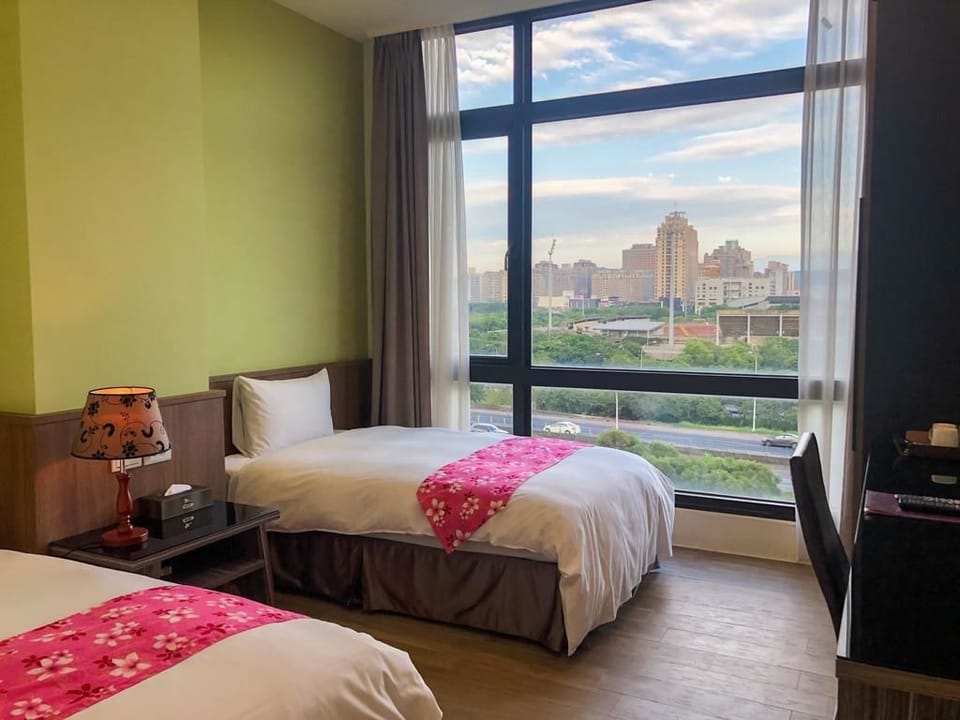 Elite Twin Room | Desk, blackout drapes, soundproofing, iron/ironing board