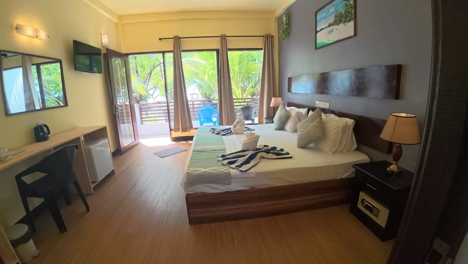 Deluxe Double Room | 6 bedrooms, minibar, in-room safe, desk
