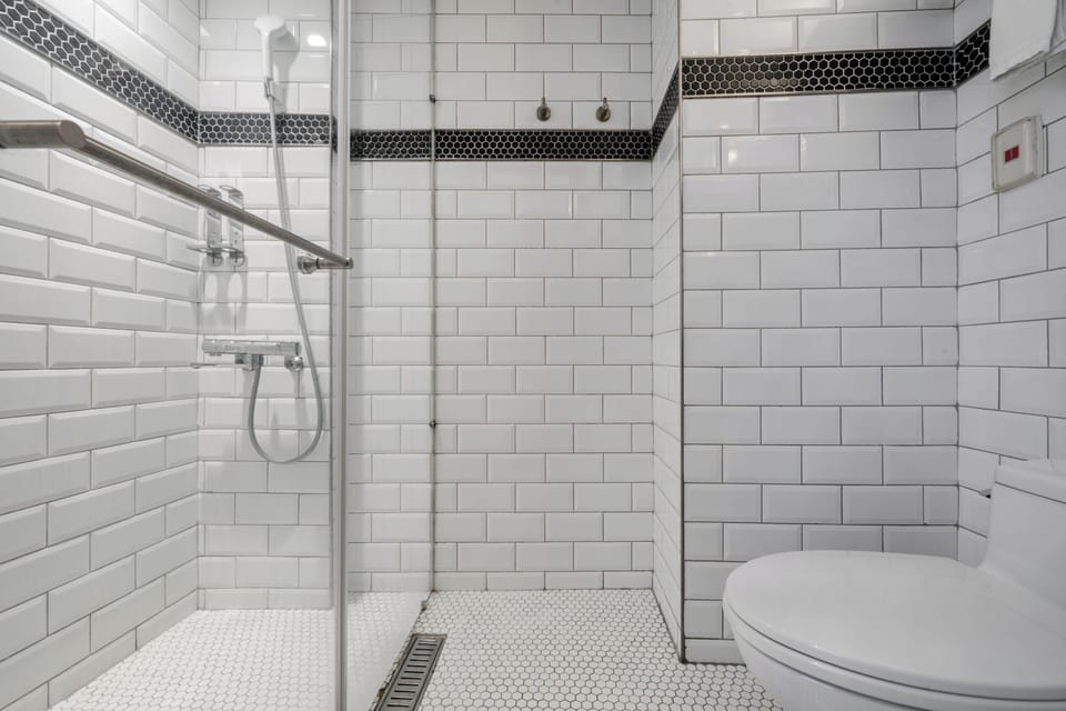 Superior Double Room | Bathroom | Shower, rainfall showerhead, hair dryer, towels