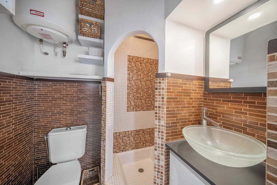 House | Bathroom | Hair dryer, towels, shampoo