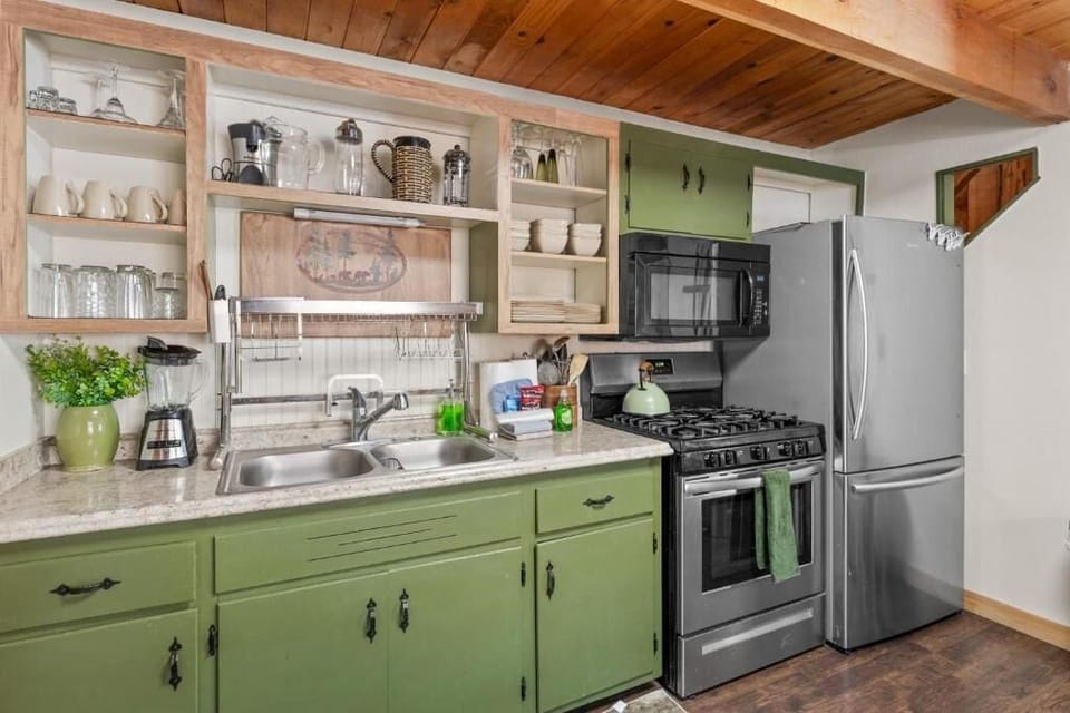 Basic House, Patio, Mountain View | Private kitchen | Toaster