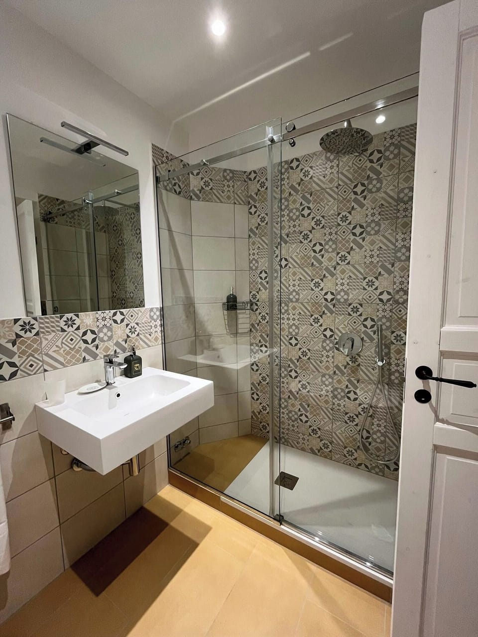 Superior Room, Balcony, City View | Bathroom | Shower, hair dryer, bidet, towels