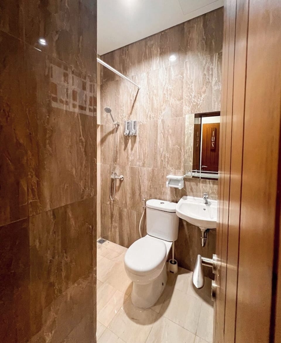 Standard Single Room | Bathroom | Shower, bidet, towels, soap