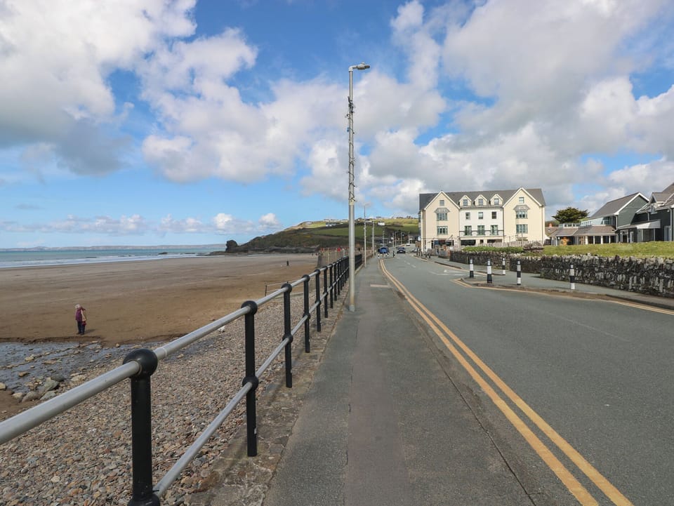 Puffin Nook, 2 The Coach House, Broad Haven Cottage in Wales
