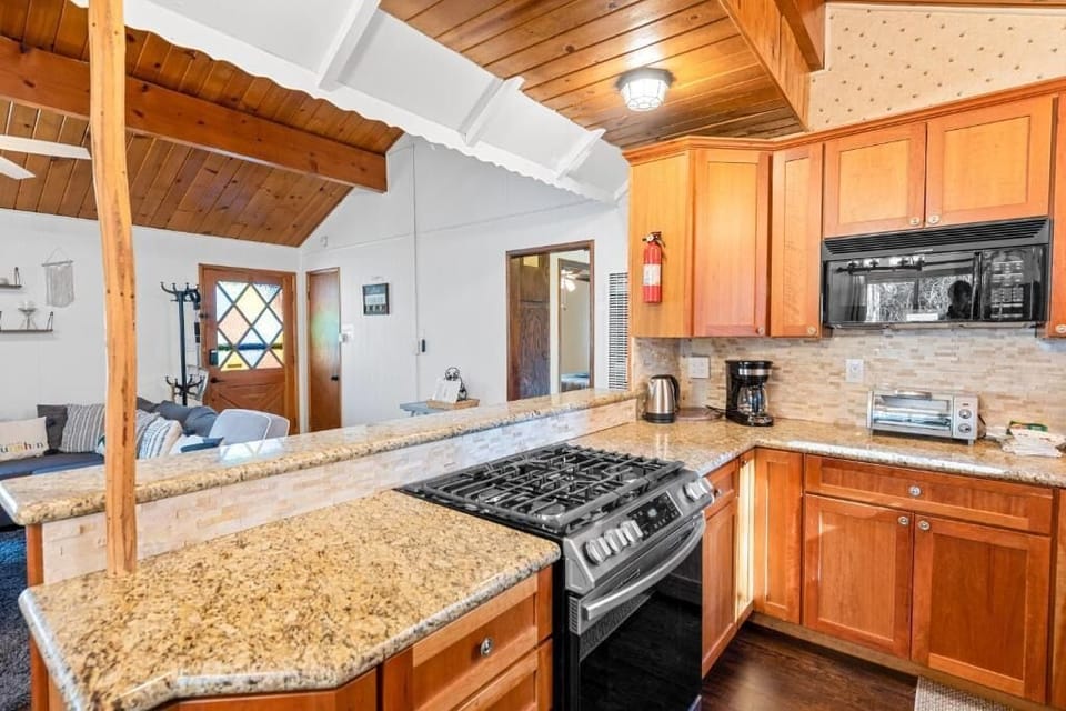 Basic House, Patio, Mountain View | Private kitchen | Toaster