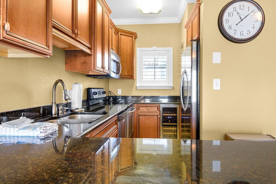 Condo, 2 Queen Beds (Baywatch E5) | Private kitchen