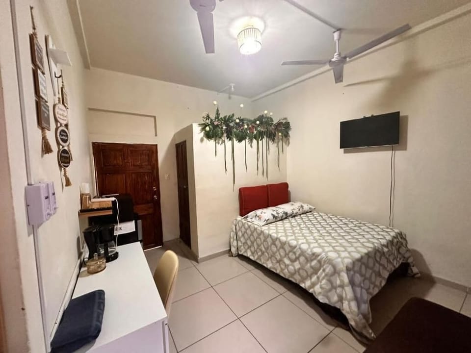 Desk, WiFi (free)