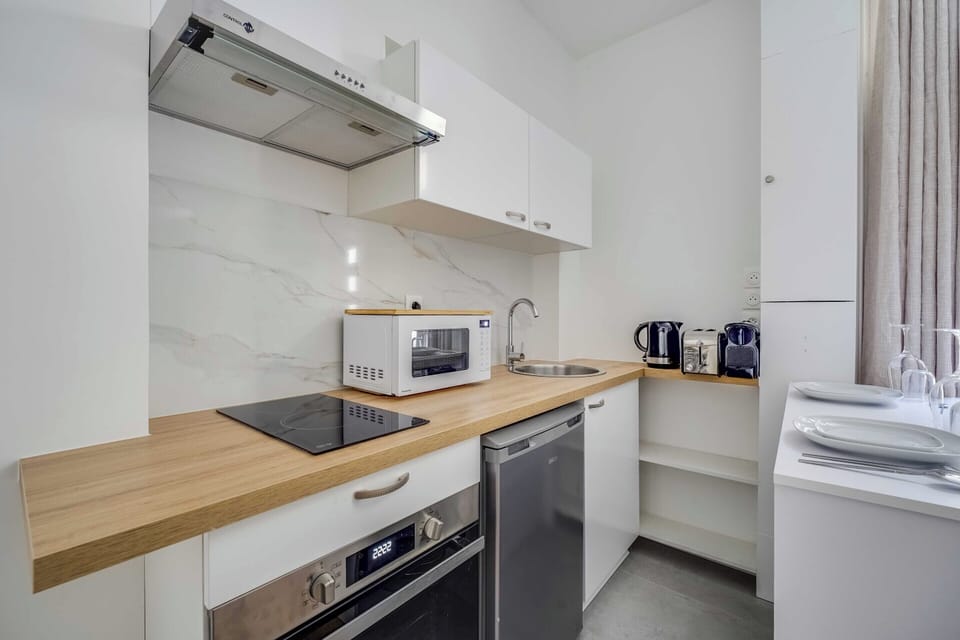 Apartment | Private kitchen | Fridge, microwave, oven, stovetop