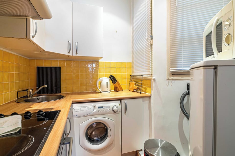 Apartment | Private kitchen | Fridge, microwave, oven, stovetop