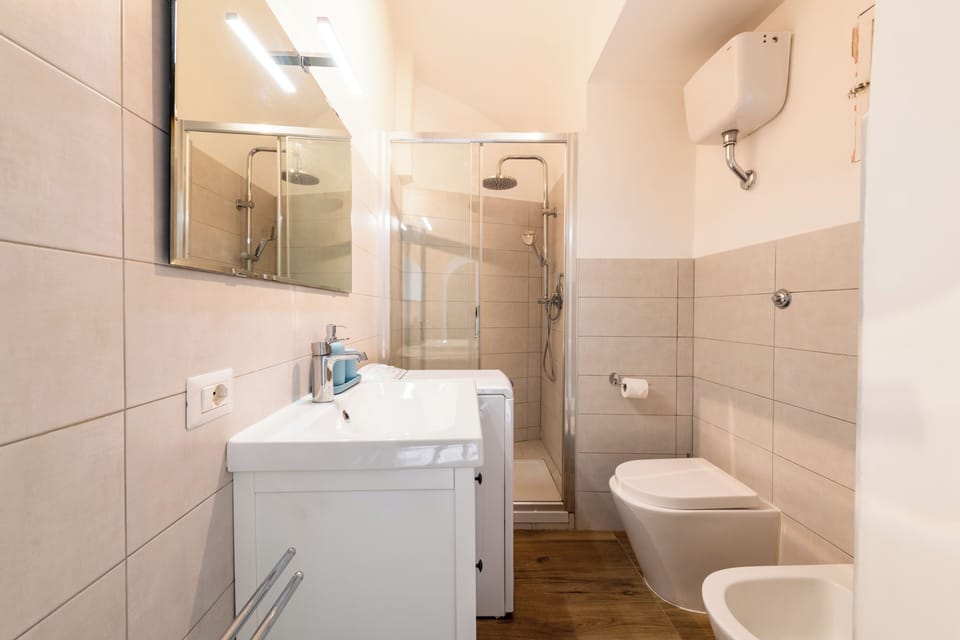 Studio (1 Bedroom) | Bathroom | Shower, bidet
