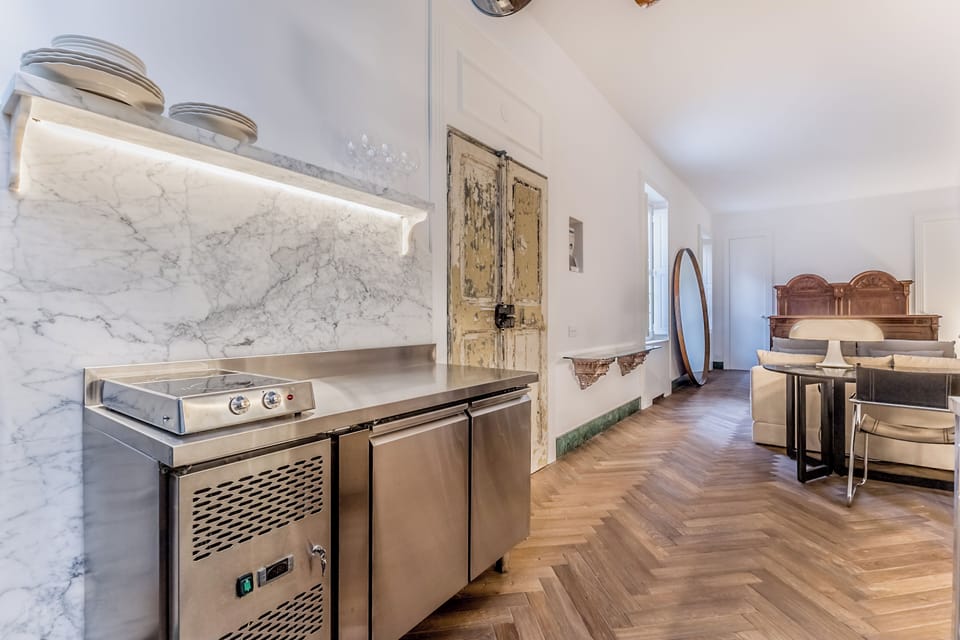 Apartment (0 Bedroom) | Private kitchen | Stovetop, electric kettle, cookware/dishes/utensils