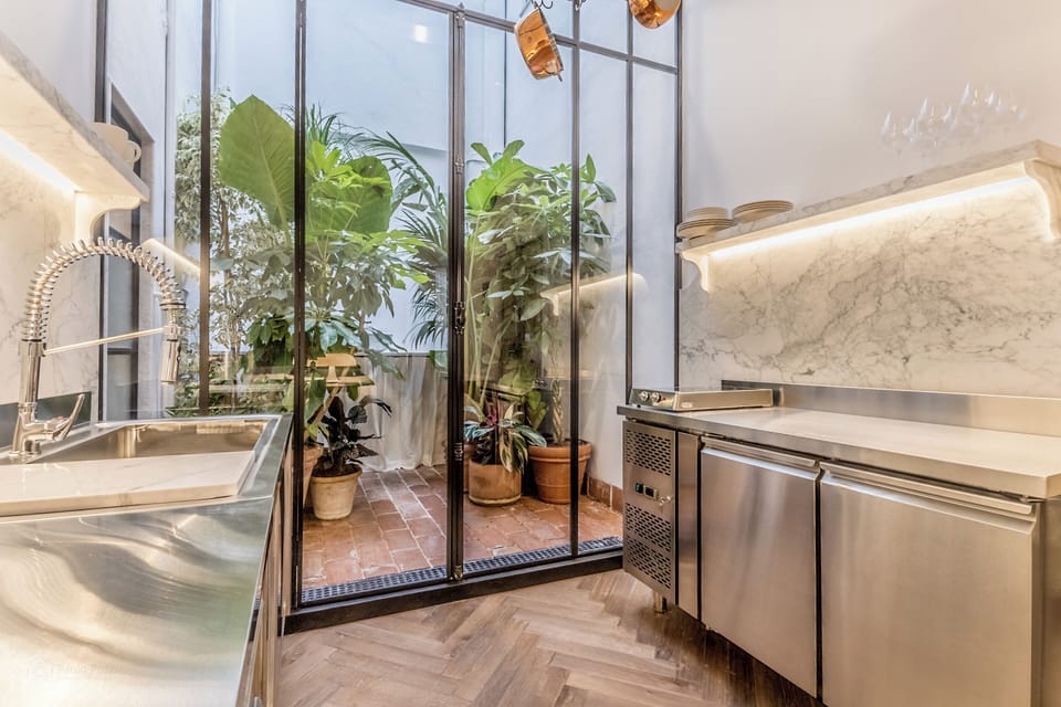 Apartment (0 Bedroom) | Private kitchen | Stovetop, electric kettle, cookware/dishes/utensils