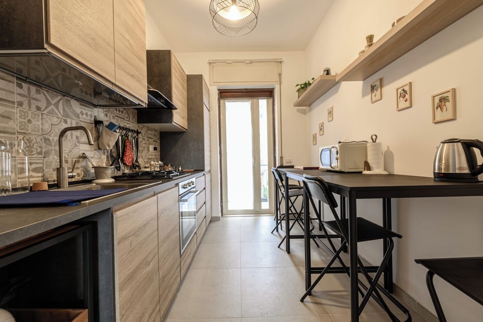 Apartment (3 Bedrooms) | Private kitchen | Microwave, oven, stovetop, electric kettle