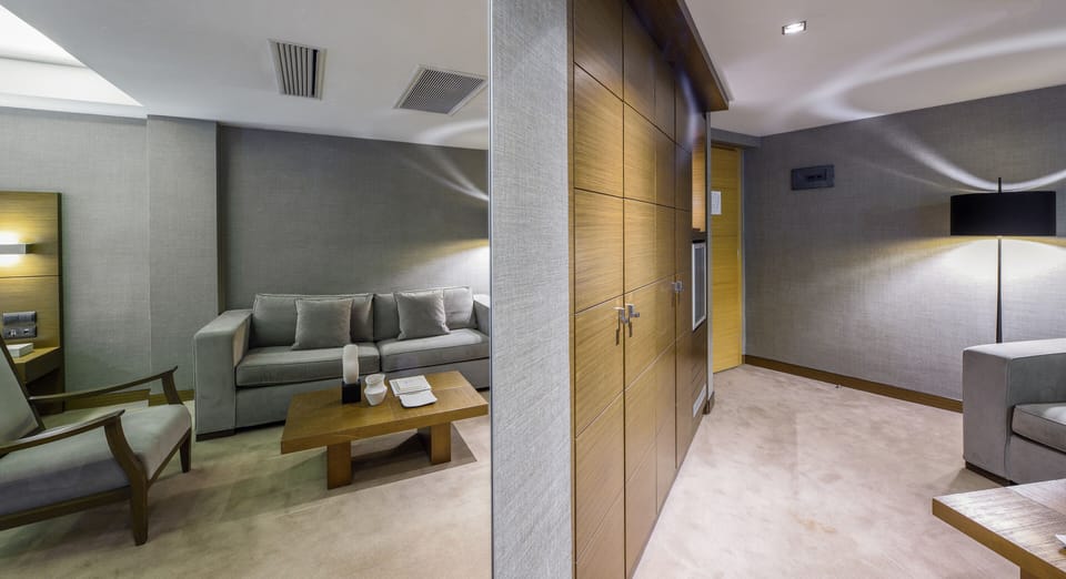 Junior Suite | Hypo-allergenic bedding, minibar, in-room safe, desk