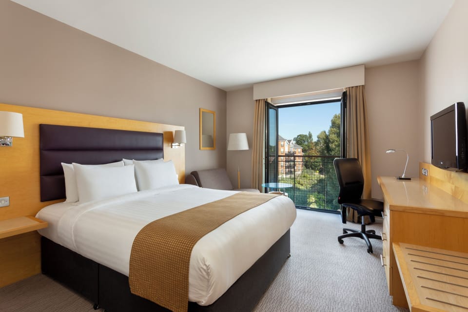 Hypo-allergenic bedding, in-room safe, desk, laptop workspace