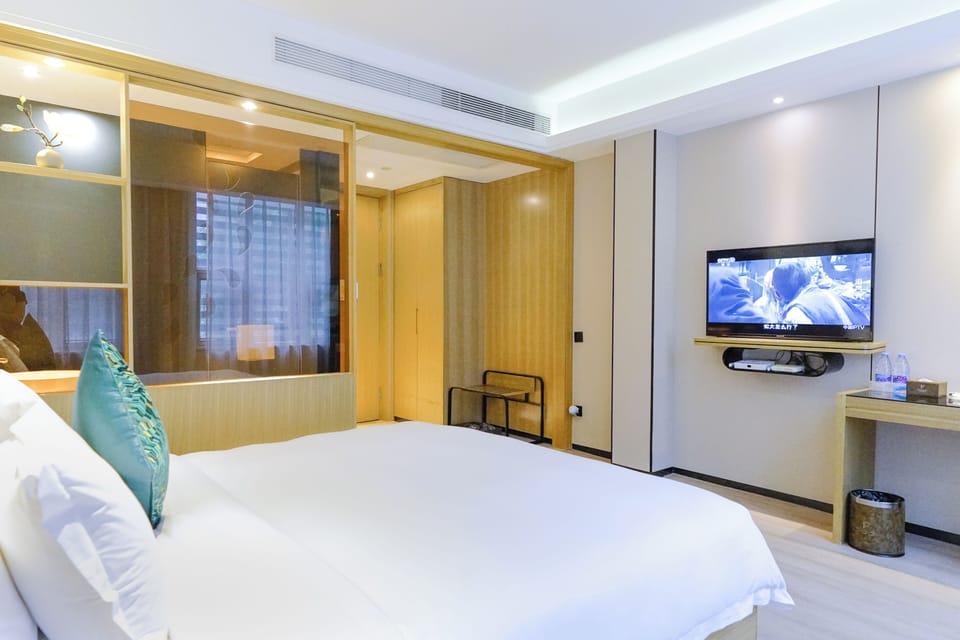 Business Double Room | Premium bedding, down comforters, memory foam beds, in-room safe