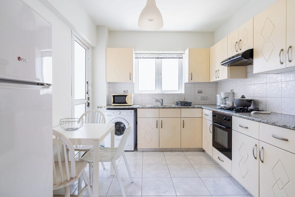Apartment, 2 Bedrooms, Kitchen, City View | Private kitchen | Coffee/tea maker, full-size fridge, microwave, oven