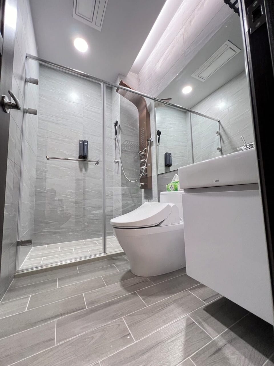 Comfort Double Room, Balcony | Bathroom | Shower, free toiletries, hair dryer, towels