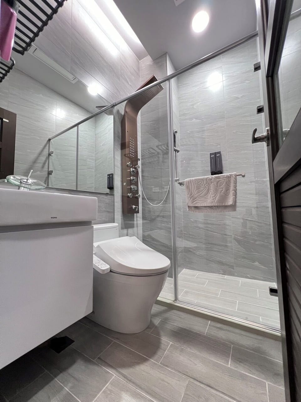 Comfort Double Room, Balcony | Bathroom | Shower, free toiletries, hair dryer, towels