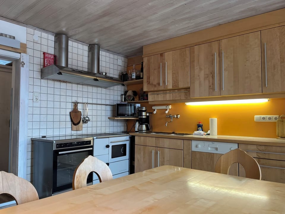 Comfort Apartment, 3 Bedrooms, Patio, Mountain View | Dining room
