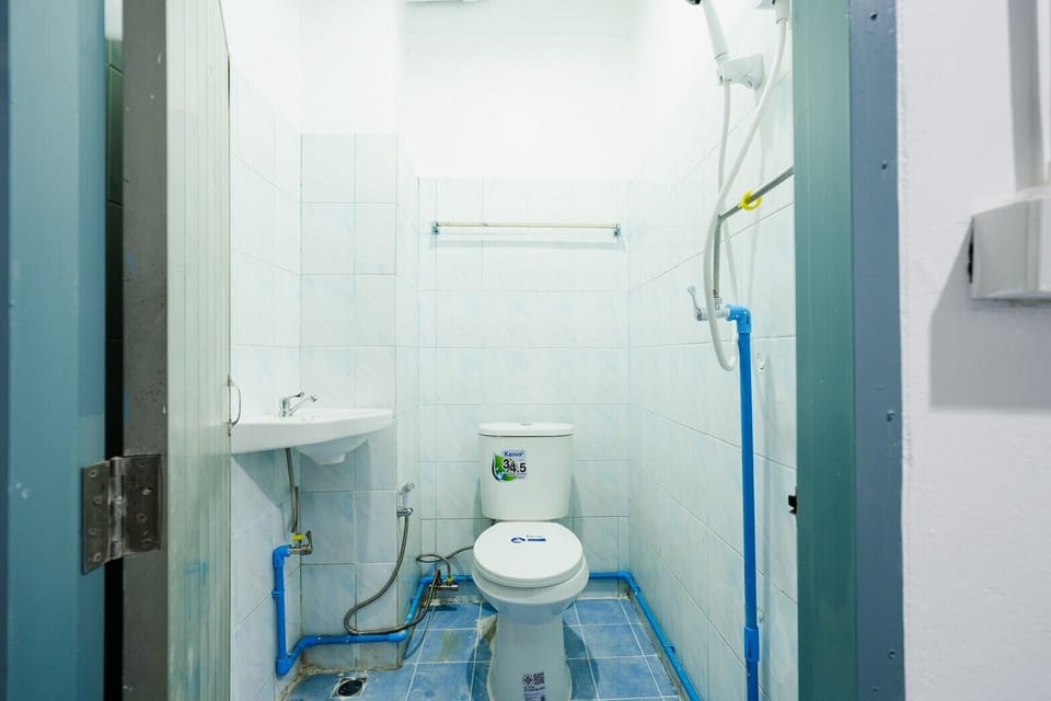 Basic Double Room, 1 Queen Bed, Non Smoking | Bathroom | Shower, towels, soap, shampoo