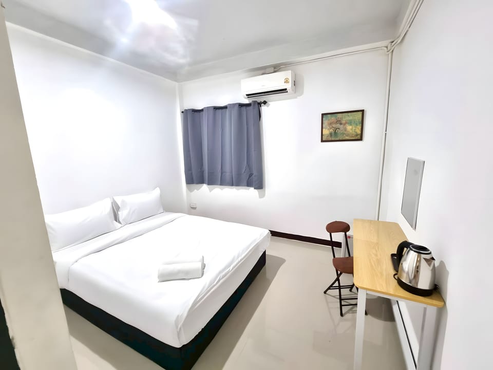 Double Room, 1 Double Bed, Private Bathroom | Desk, free WiFi