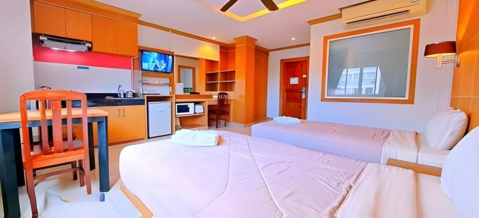 Standard Twin Room | Desk, laptop workspace, free WiFi