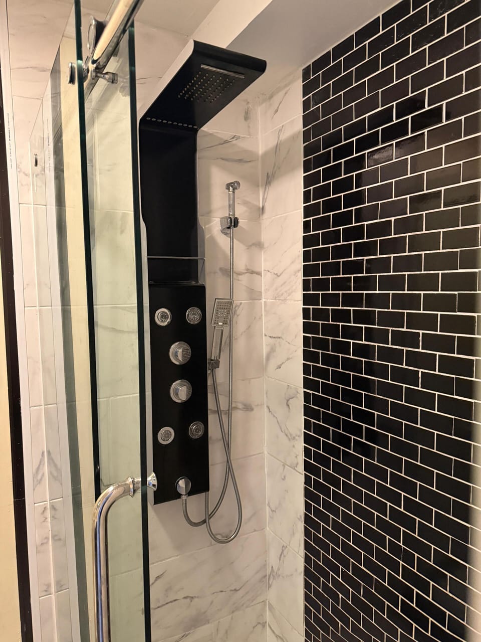 Combined shower/tub, free toiletries, towels