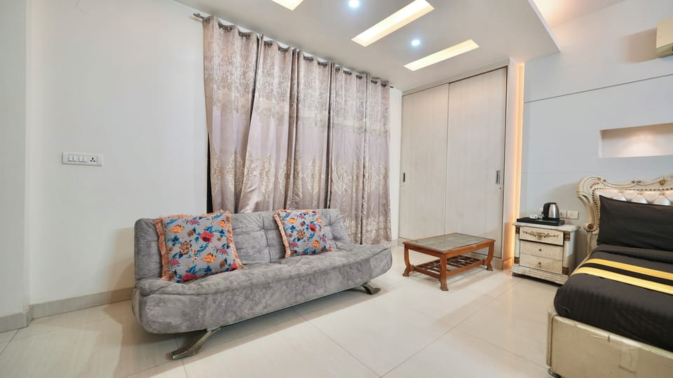 Luxury Double Room, Balcony, Garden View | Living area | Printers