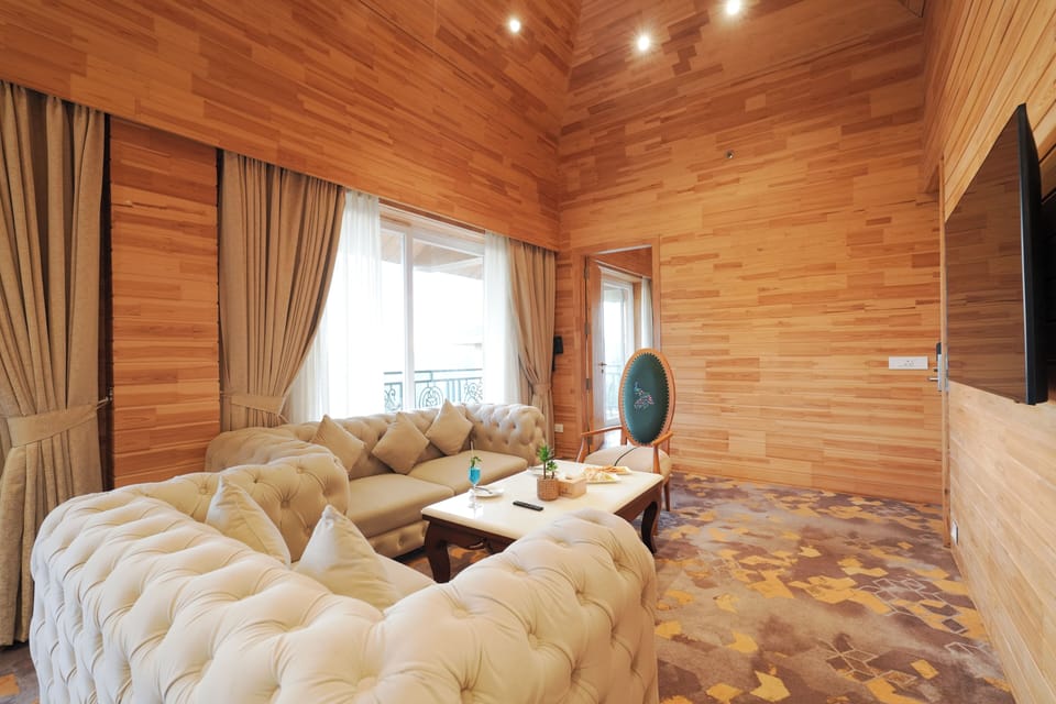 Royal Suite Room | Living area | 43-inch Smart TV with digital channels