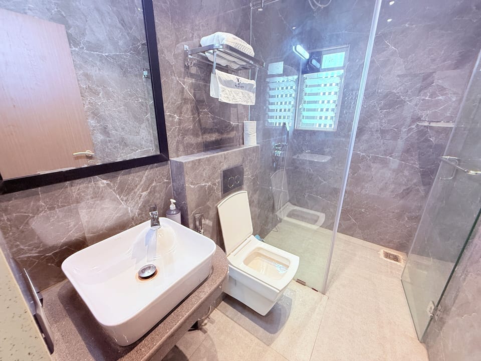 Shower, free toiletries, bidet, towels