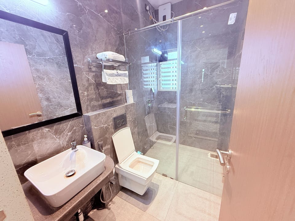 Shower, free toiletries, bidet, towels
