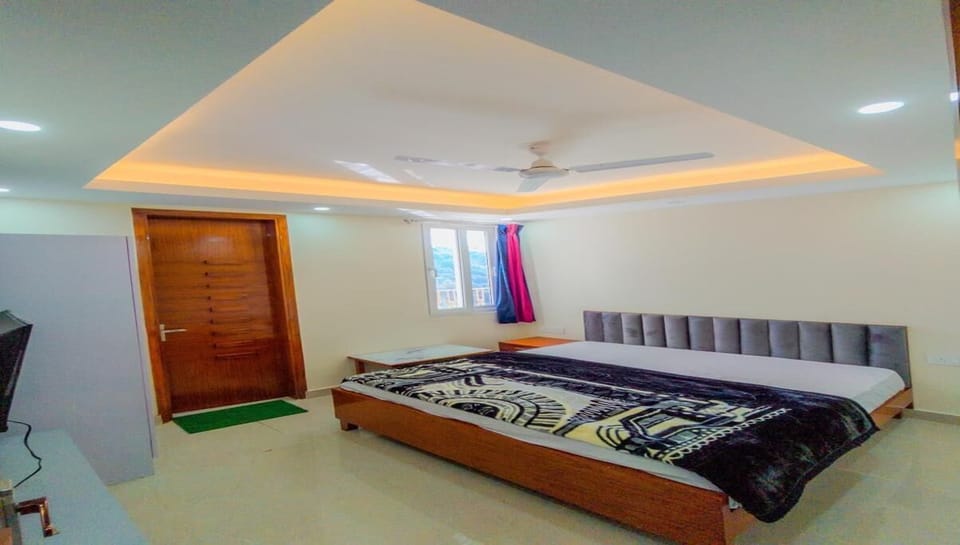 Classic Room, Mountain View | Iron/ironing board, free WiFi