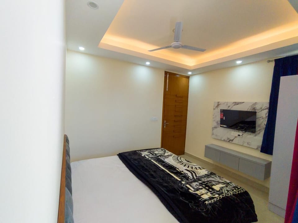 Classic Room, Mountain View | Iron/ironing board, free WiFi