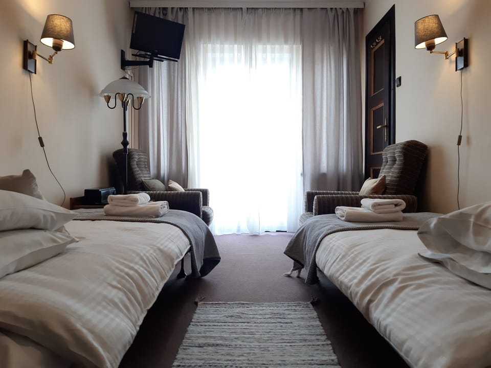 Standard Double Room, 2 Twin Beds | Living area