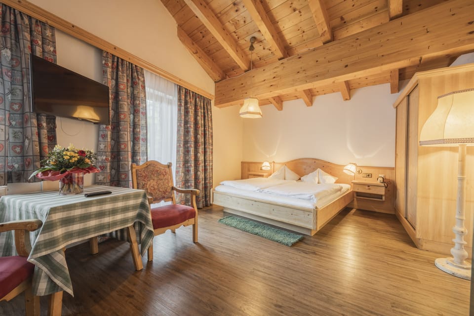 Deluxe Double Room, Balcony (Rose) | Hypo-allergenic bedding, free WiFi, bed sheets