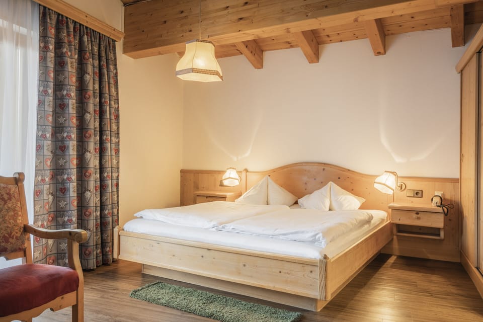 Deluxe Double Room, Balcony (Rose) | Hypo-allergenic bedding, free WiFi, bed sheets