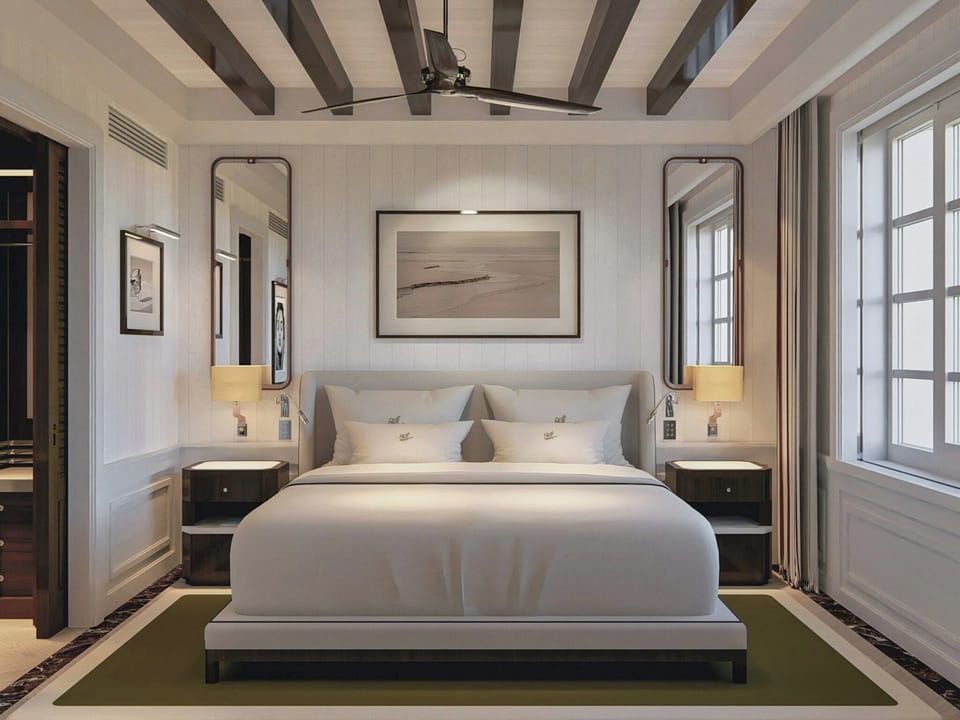 Premier Suite | Minibar, in-room safe, desk, laptop workspace