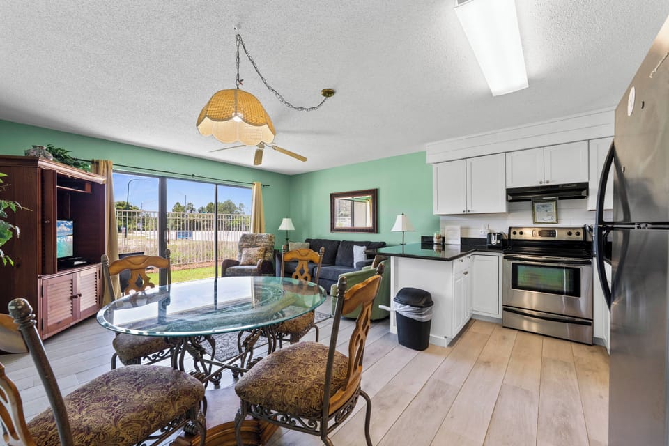Signature Condo, 1 Bedroom, Patio, Garden View | In-room dining