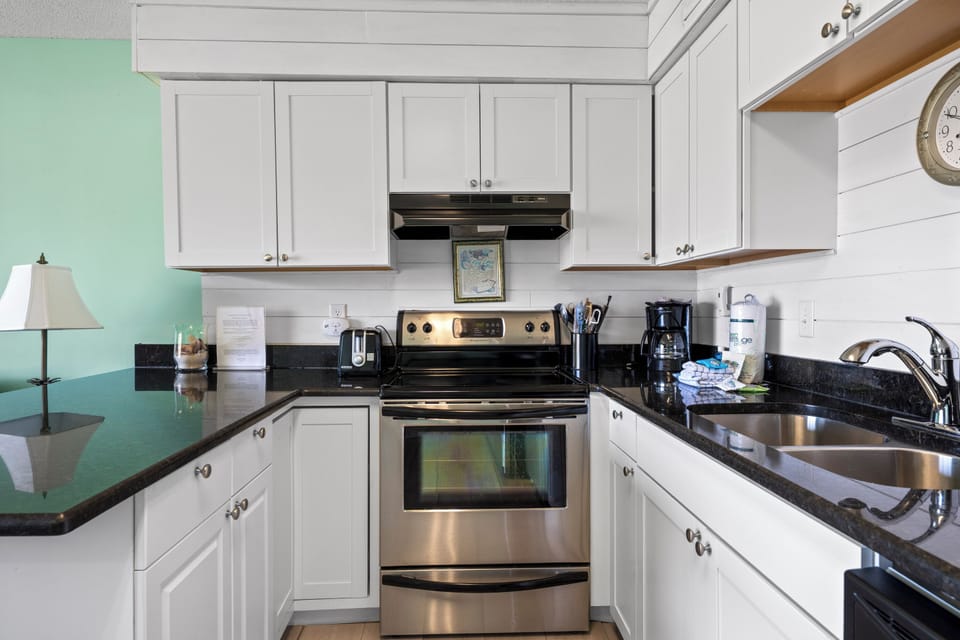 Signature Condo, 1 Bedroom, Patio, Garden View | Private kitchen | Fridge, microwave, oven, stovetop